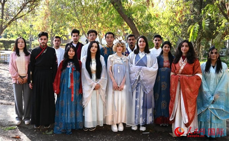 部分參加活動(dòng)的師生合影。人民網(wǎng)伊納斯·易卜拉欣攝