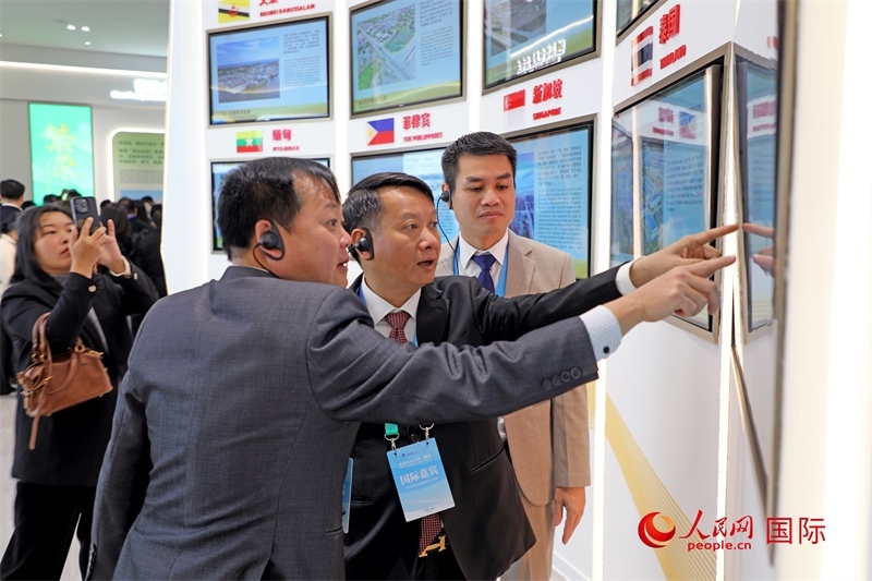 越南參會代表在南寧國際會展中心參觀。人民網記者 趙益普攝