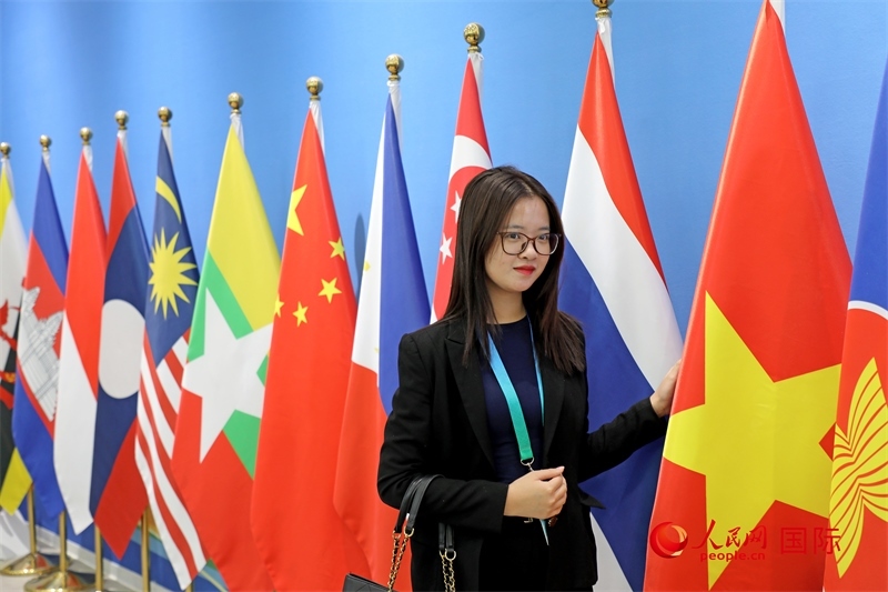 越南芒街市參會代表在南寧國際會展中心參觀。人民網記者 趙益普攝