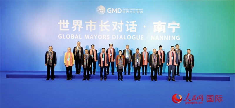 在南寧國際會展中心金桂花廳外，參加活動的中國和東盟國家市長合影留念。人民網記者 趙益普攝