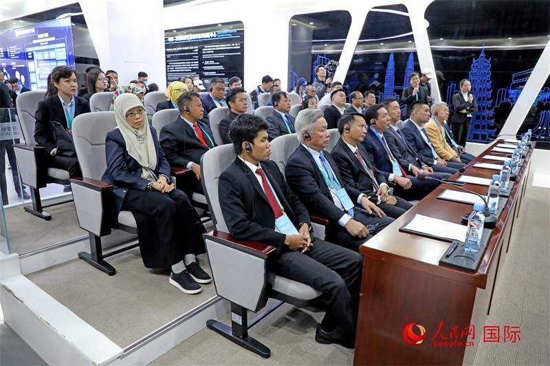 參加活動的東盟國家市長在中國—東盟新型智慧城市協同創(chuàng)新中心參觀調研。人民網記者 趙益普攝