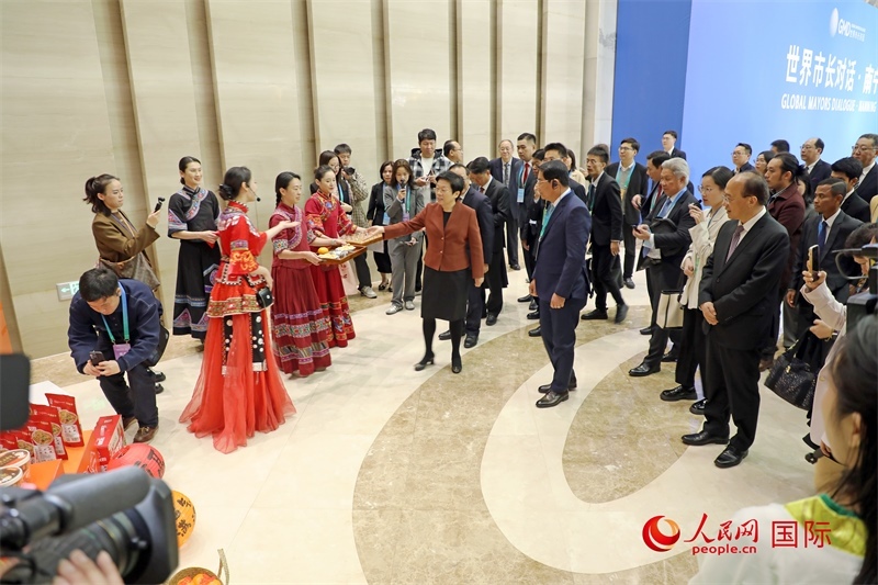 東盟國家市長聽取南寧特色茉莉花茶的講解。人民網記者 趙益普攝