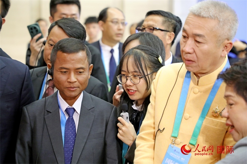 東盟國家市長在觀看、體驗南寧非遺展示。人民網記者 趙益普攝