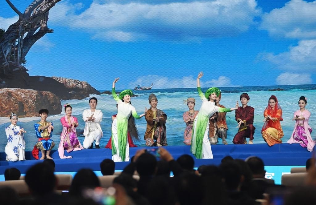 這是1月16日，在南寧國際會展中心，演員在“世界市長對話·南寧”活動間隙表演節(jié)目。新華社記者 陸波岸 攝