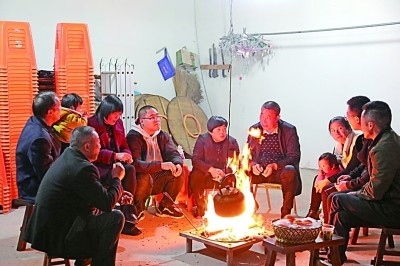 為討論蜜梨產(chǎn)業(yè)發(fā)展事宜，鸕鳥(niǎo)鎮(zhèn)開(kāi)展“圍爐夜話”。資料圖片