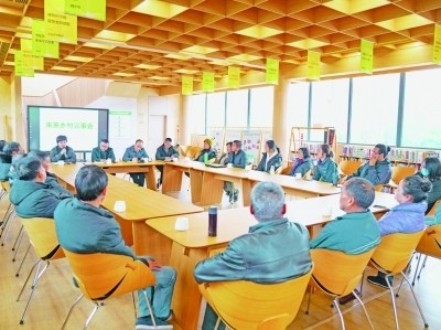 各種形式的民主協(xié)商議事會(huì)在余杭區(qū)落地生花。圖為黃湖鎮(zhèn)就共富工坊工作召開(kāi)未來(lái)鄉(xiāng)村議事會(huì)。資料圖片