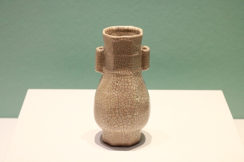 圖為故宮博物院藏宋代哥窯米黃釉貫耳瓶。