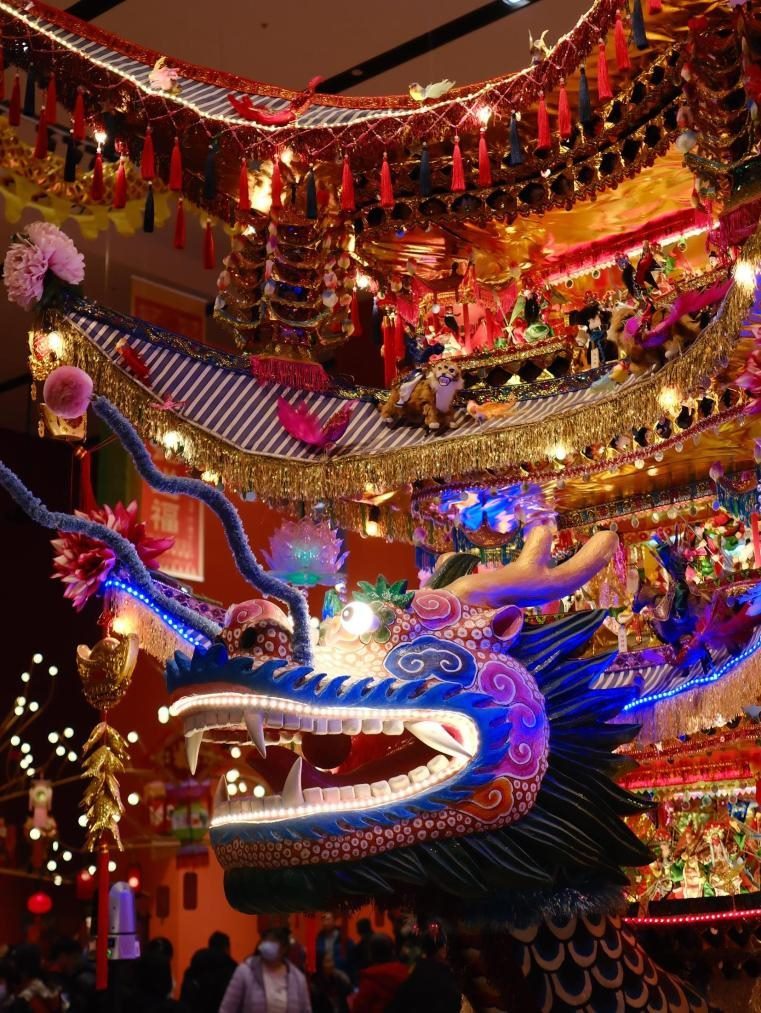 圖為“過年——春節(jié)主題展”中展出的浙江樂清首飾龍燈彩。