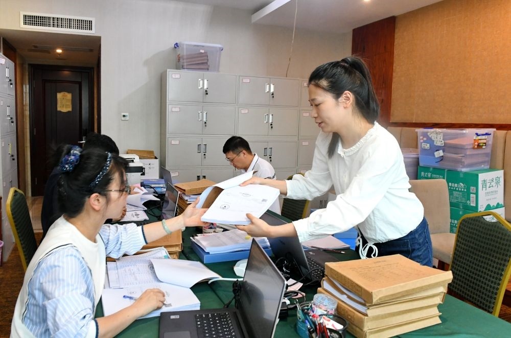 福州市委巡察機構對全市法院系統(tǒng)開展提級聯(lián)動交叉巡察。在永泰縣駐地，巡察組工作人員查看財務憑證（2024年5月21日攝）。新華社記者 林善傳 攝