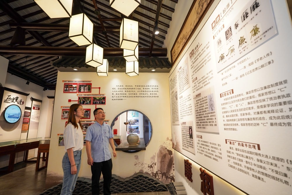 參觀者在蘇州市吳江區(qū)平望鎮(zhèn)廉潔教育基地鶯湖廉園內參觀（2024年7月4日攝）。新華社記者 李博 攝