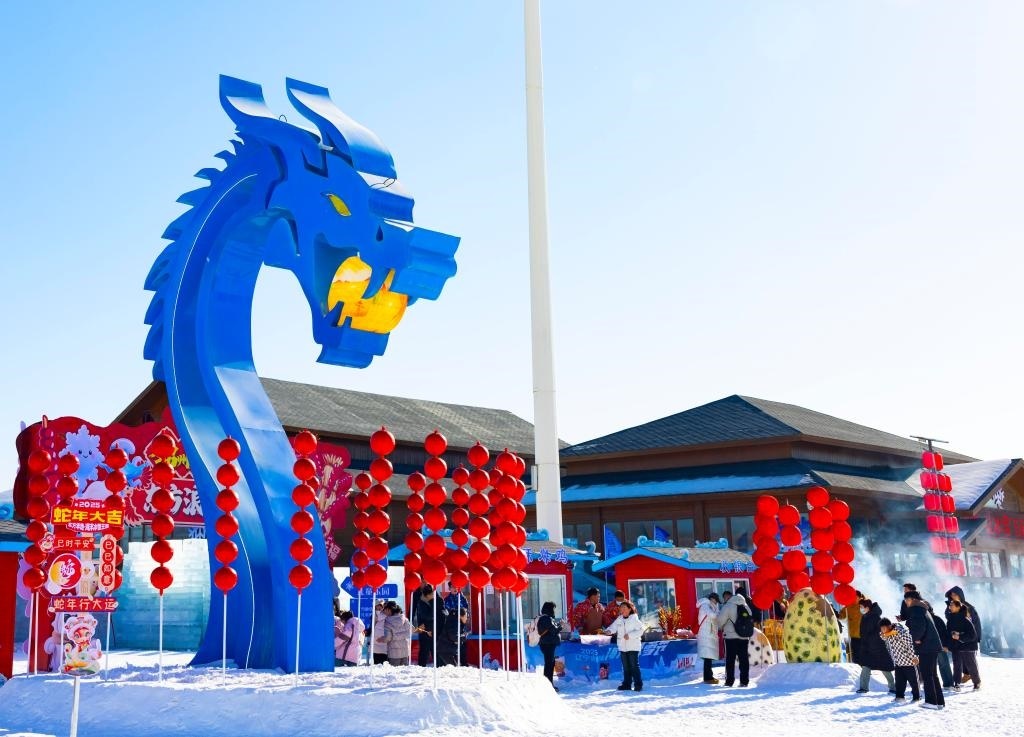 2025年1月，游客在遼寧錦州東方華地城海洋冰雪王國(guó)內(nèi)游覽。新華社發(fā)