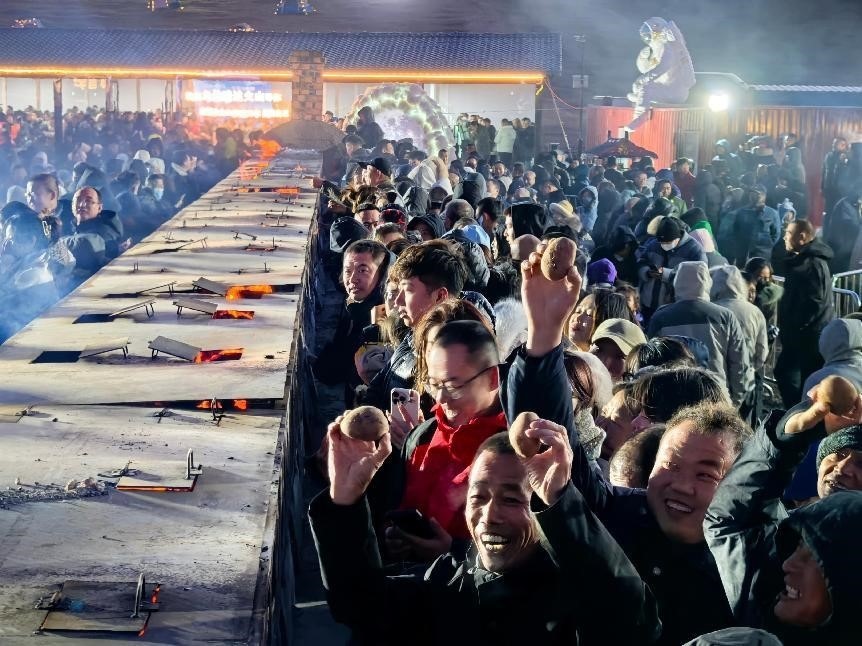 烏蘭哈達(dá)火山腳下“千人烤土豆”。人民網(wǎng)記者 苗陽(yáng)攝