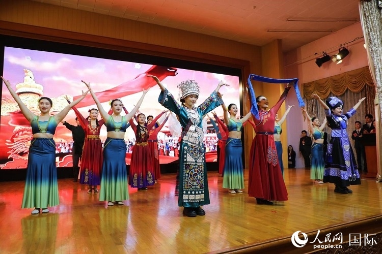 留俄學生進行民族舞表演。人民網(wǎng)記者 隋鑫攝