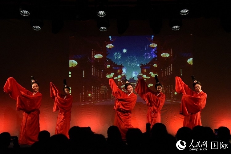 舞蹈《金蛇狂舞》。人民網記者 殷淼攝