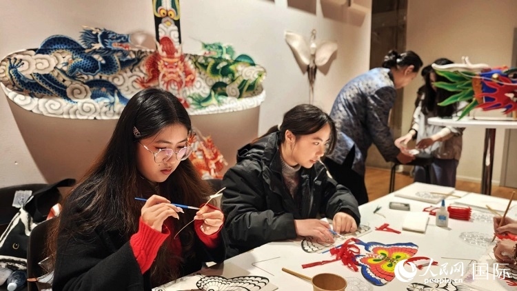 體驗非遺文化“制作小風箏”。人民網記者 殷淼攝