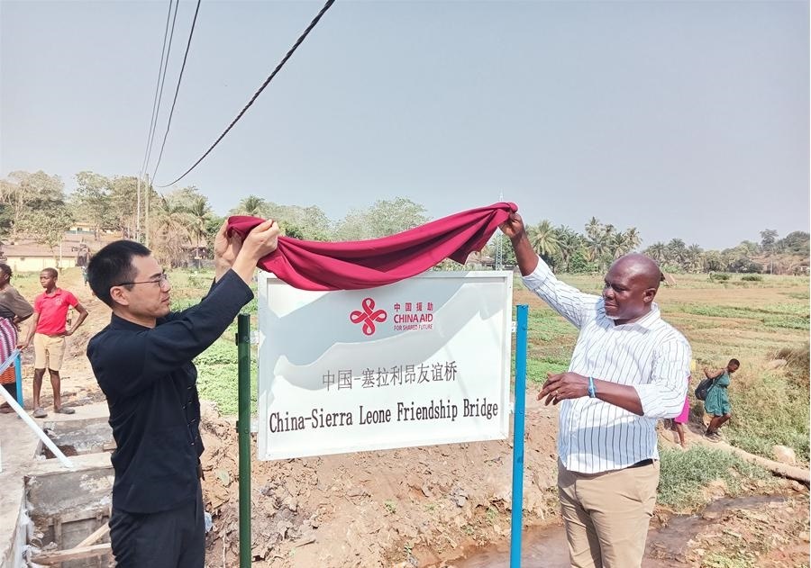 中國(guó)駐塞拉利昂大使王擎（左）和博城市市長(zhǎng)穆薩（右）為中國(guó)—塞拉利昂友誼橋揭牌。中國(guó)援塞農(nóng)業(yè)專(zhuān)家組供圖