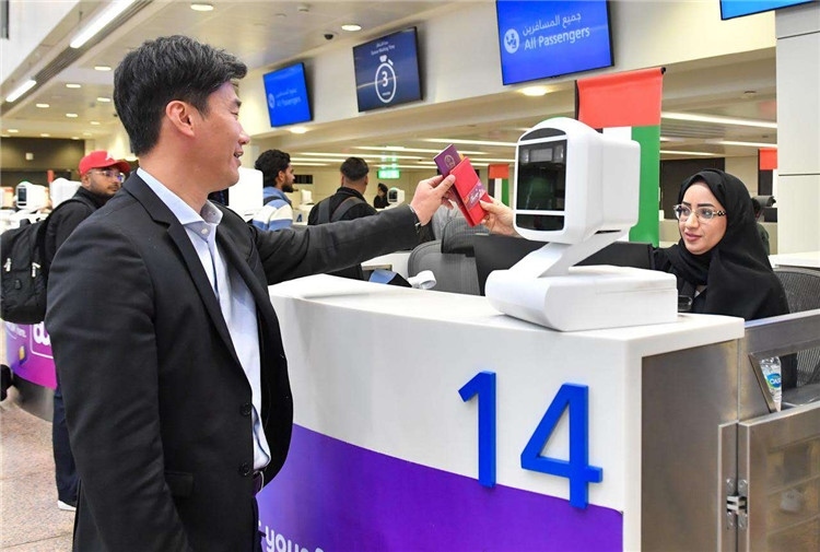 1月22日，迪拜免稅店聯(lián)合迪拜移民局向入境中國旅客贈送新年賀禮。迪拜移民局供圖