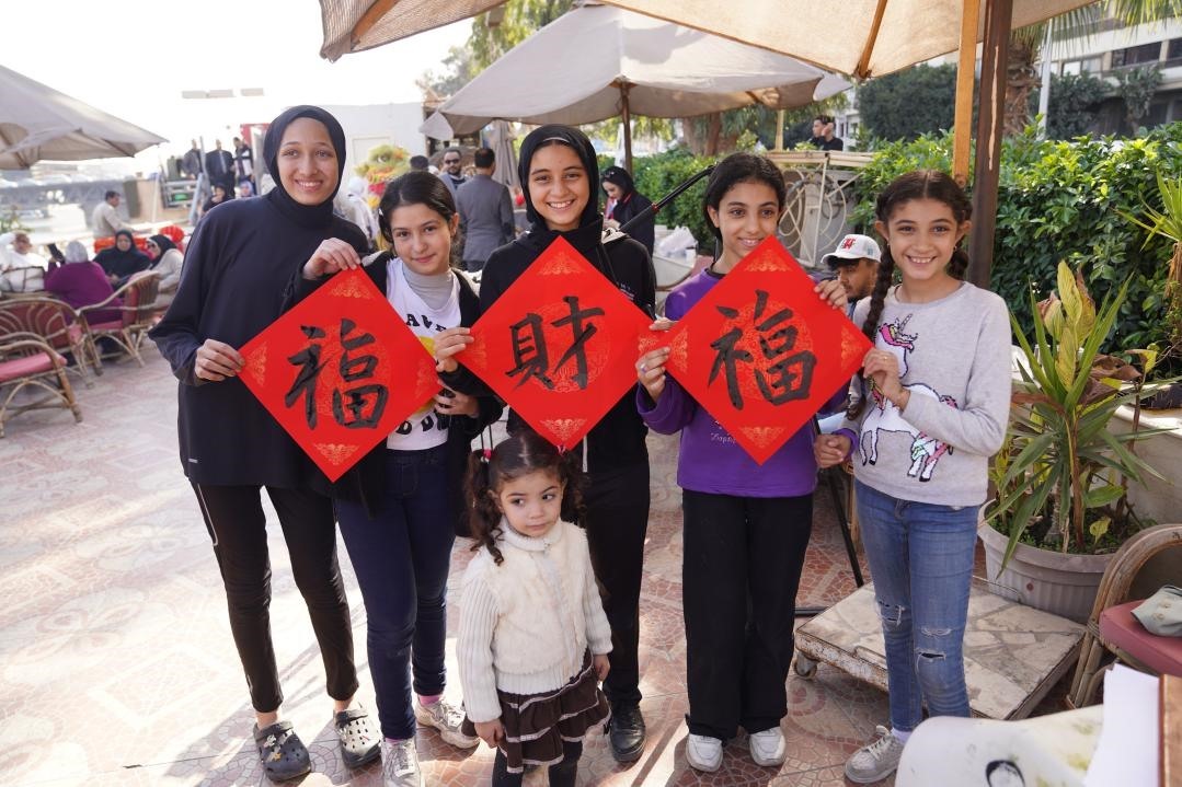 埃及民眾參與中國(guó)文化體驗(yàn)活動(dòng)。開羅中國(guó)文化中心供圖