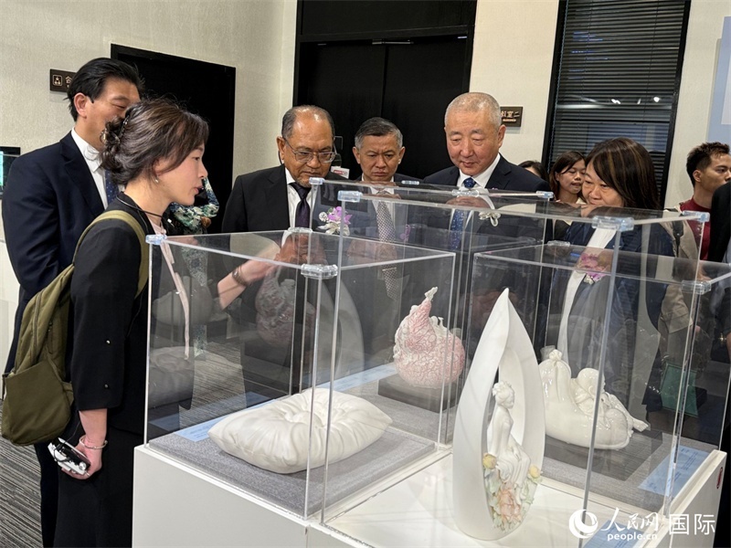 嘉賓在參觀展覽。 人民網(wǎng)記者 章念生攝