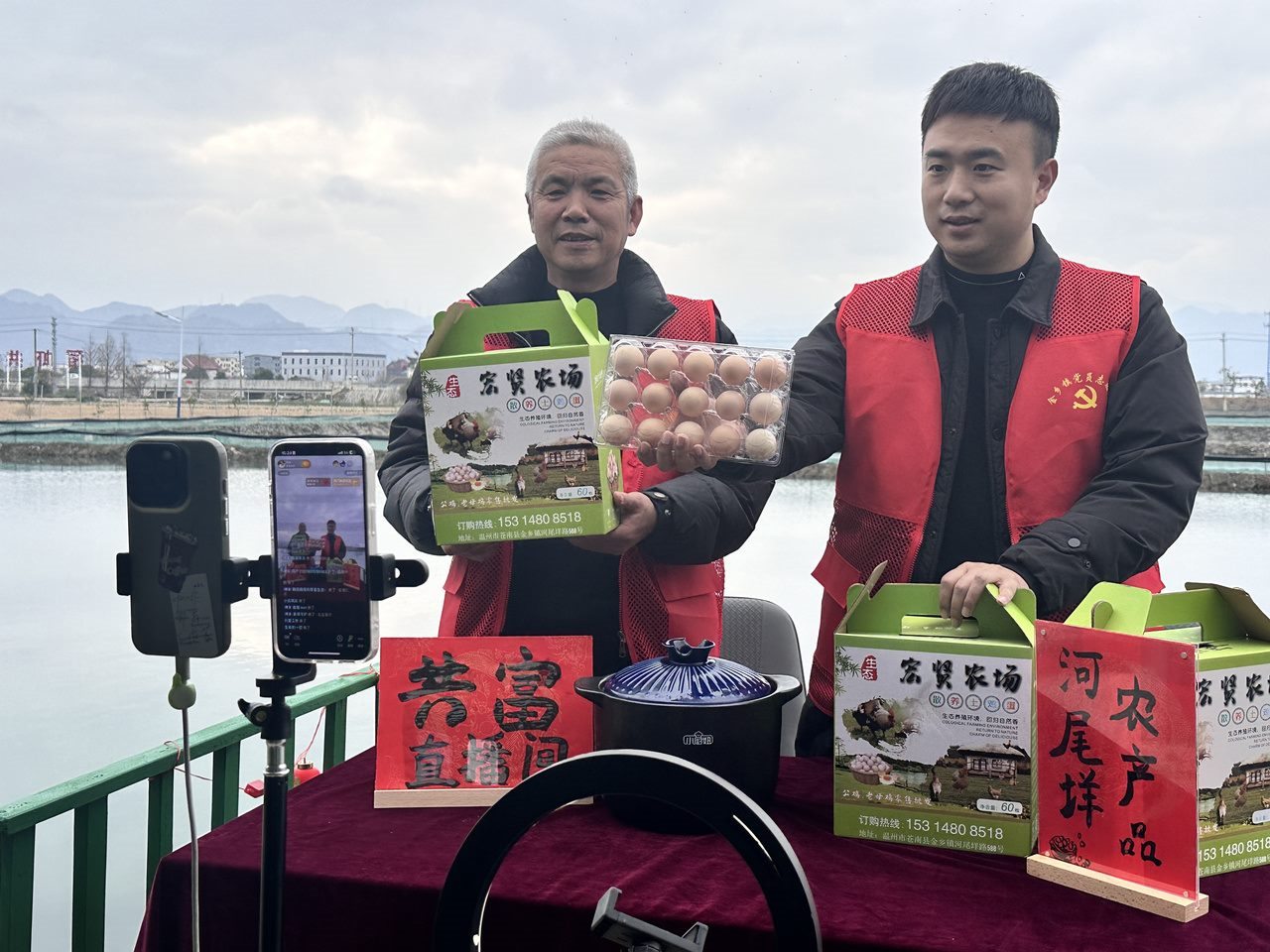 在蒼南金鄉(xiāng)鎮(zhèn)，永興、半浹連、河尾垟?shù)犬?dāng)年受災(zāi)的臨近村落，正連片建設(shè)美麗江南水鄉(xiāng)新景。圖為河尾垟村設(shè)在河邊的“共富直播間”。金鄉(xiāng)鎮(zhèn) 供圖