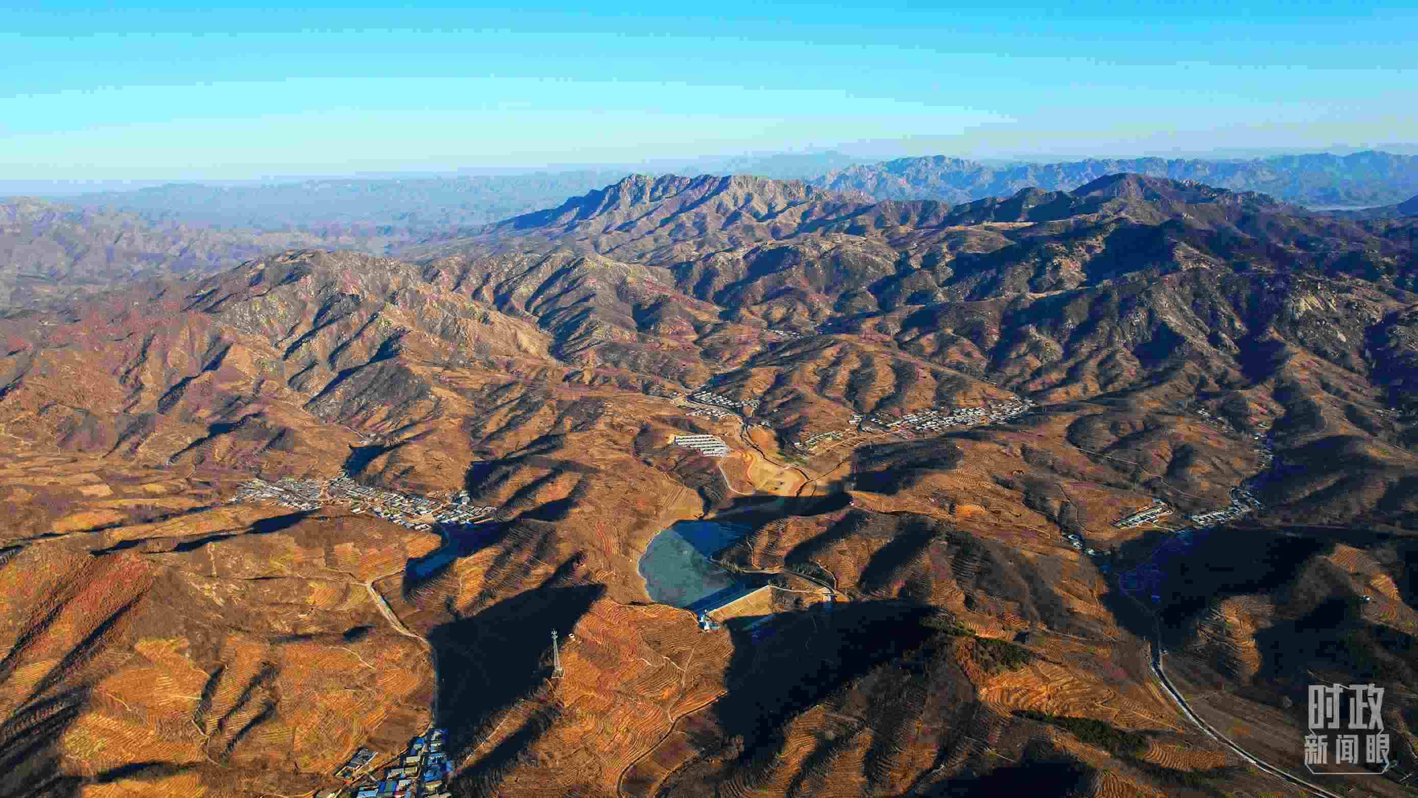 俯瞰祝家溝村。（總臺(tái)央視記者范凱拍攝）