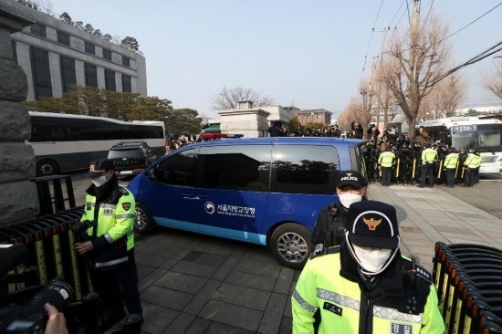  1月21日，尹錫悅乘坐的車輛進(jìn)入韓國首爾的憲法法院。新華社記者姚琪琳攝