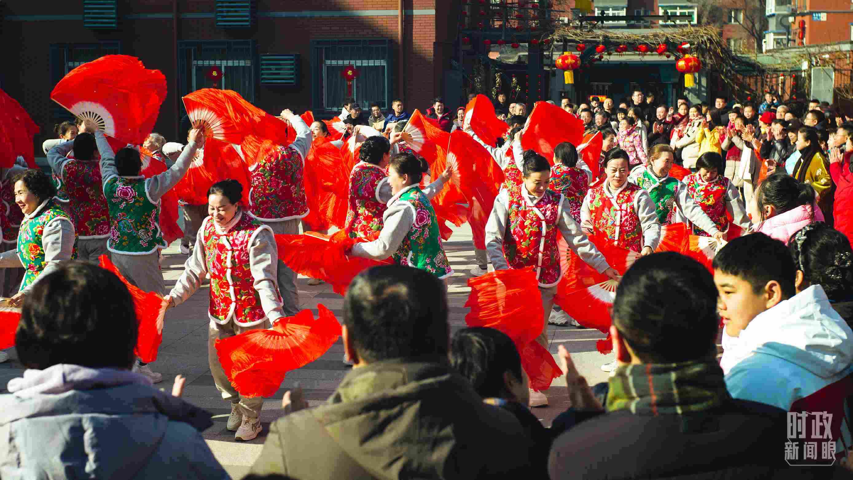 長(zhǎng)安小區(qū)文化廣場(chǎng)上，居民們扭起歡快的秧歌。（總臺(tái)央視記者彭漢明拍攝）