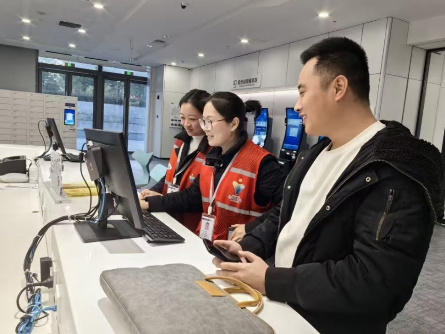 工作人員幫助企業(yè)辦理遷移申請網(wǎng)上填報。圖片來源：浙江衢州市市場監(jiān)督管理局