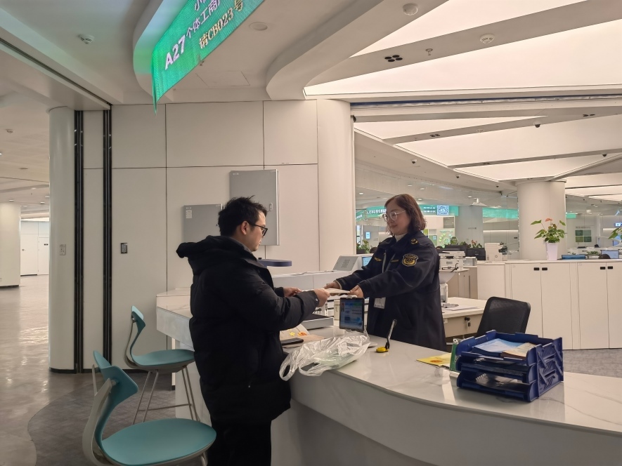 企業(yè)在出證窗口“一站式”領(lǐng)取變更后的營業(yè)執(zhí)照。圖片來源：浙江衢州市市場監(jiān)督管理局