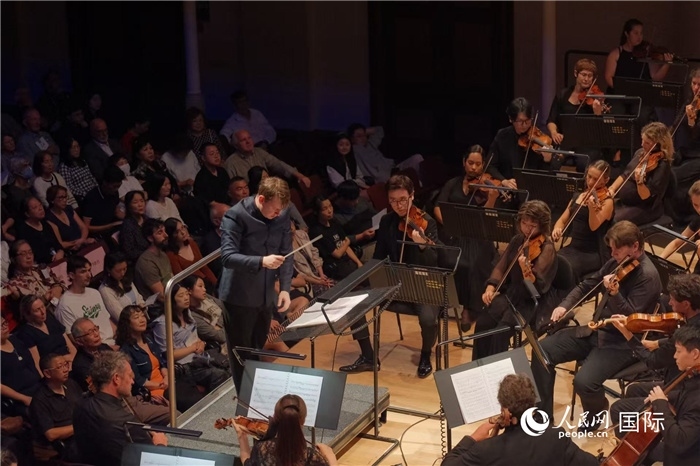 奧克蘭市政廳《空?！方豁懬莩霈F(xiàn)場。張波若攝