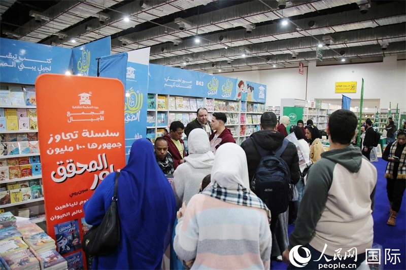 觀眾參觀書展展臺(tái)。人民網(wǎng)記者 黃培昭攝