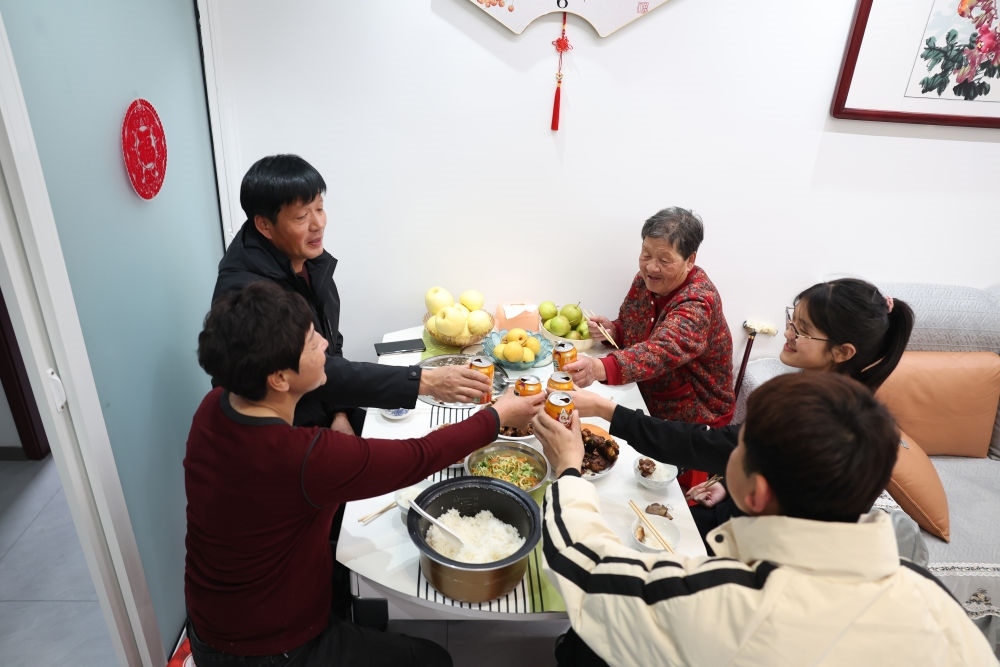 2025年1月22日，遼寧省葫蘆島市綏中縣祝家溝村村民朱西存一家在新房里。新華社記者姚劍鋒 攝