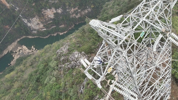羅統(tǒng)在魯馬Ⅰ線1號塔上進(jìn)行帶電作業(yè)。受訪者供圖