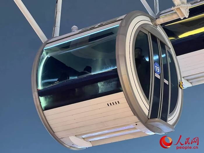 安裝了四要素微型氣象站的摩天輪轎廂。人民網(wǎng) 高清揚(yáng)攝