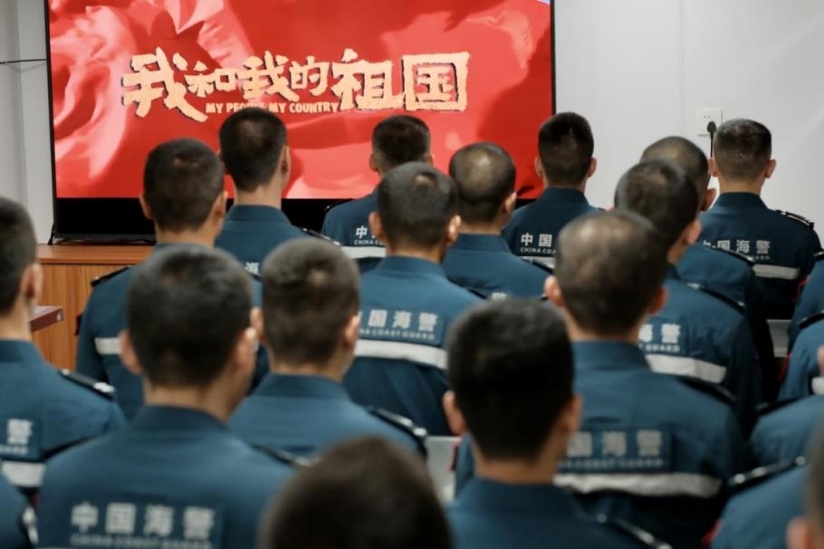 1月25日，中國海警海鷗艦組織艦上執(zhí)法員觀看紅色電影。