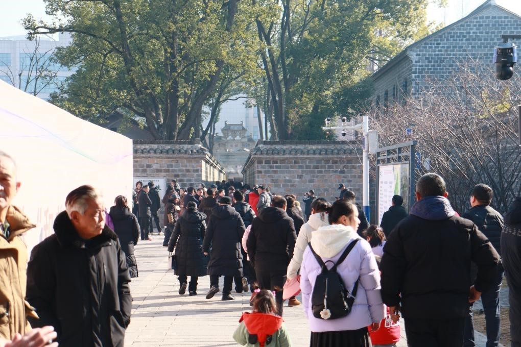 1月29日，游客在安徽省桐城市的六尺巷游覽。新華社記者 許諾 攝