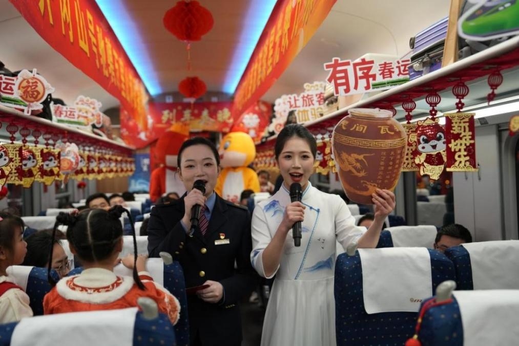 列車乘務(wù)員向旅客介紹江西美食——瓦罐湯。人民網(wǎng) 歐陽(yáng)易佳攝