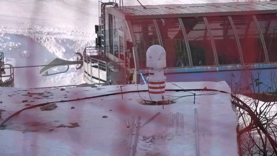 設(shè)在坡面障礙技巧和大跳臺雪道旁的激光測風(fēng)雷達。氣象部門供圖