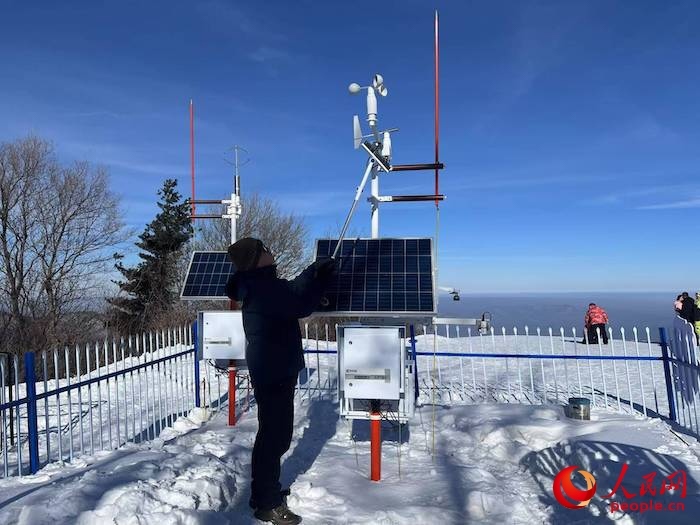 工作人員正在對氣象設(shè)備進行日常維護。人民網(wǎng) 高清揚攝