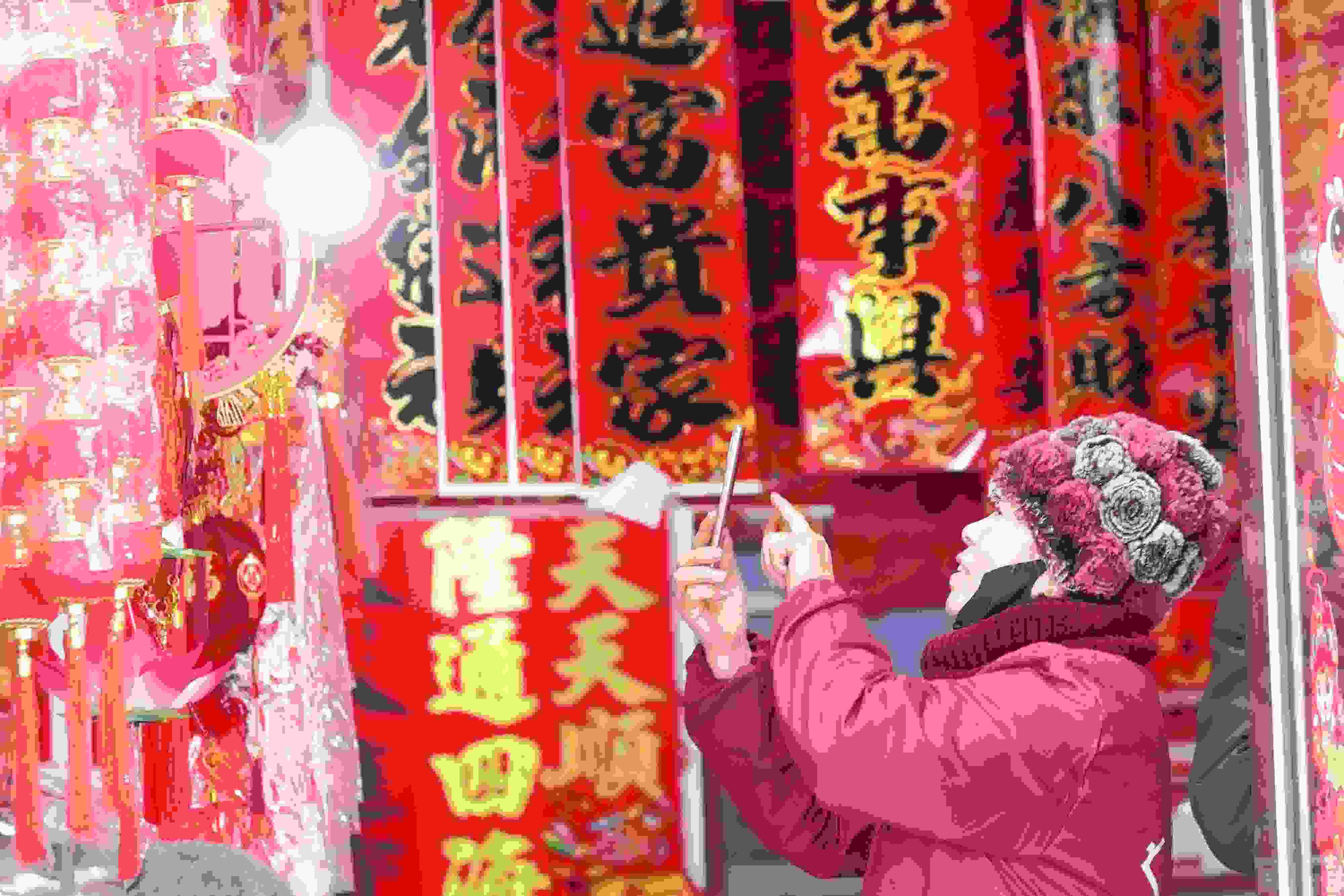 2025年1月5日，在山東省高密市夏莊鎮(zhèn)東李家村，商戶通過手機(jī)在網(wǎng)上推銷新春飾品。