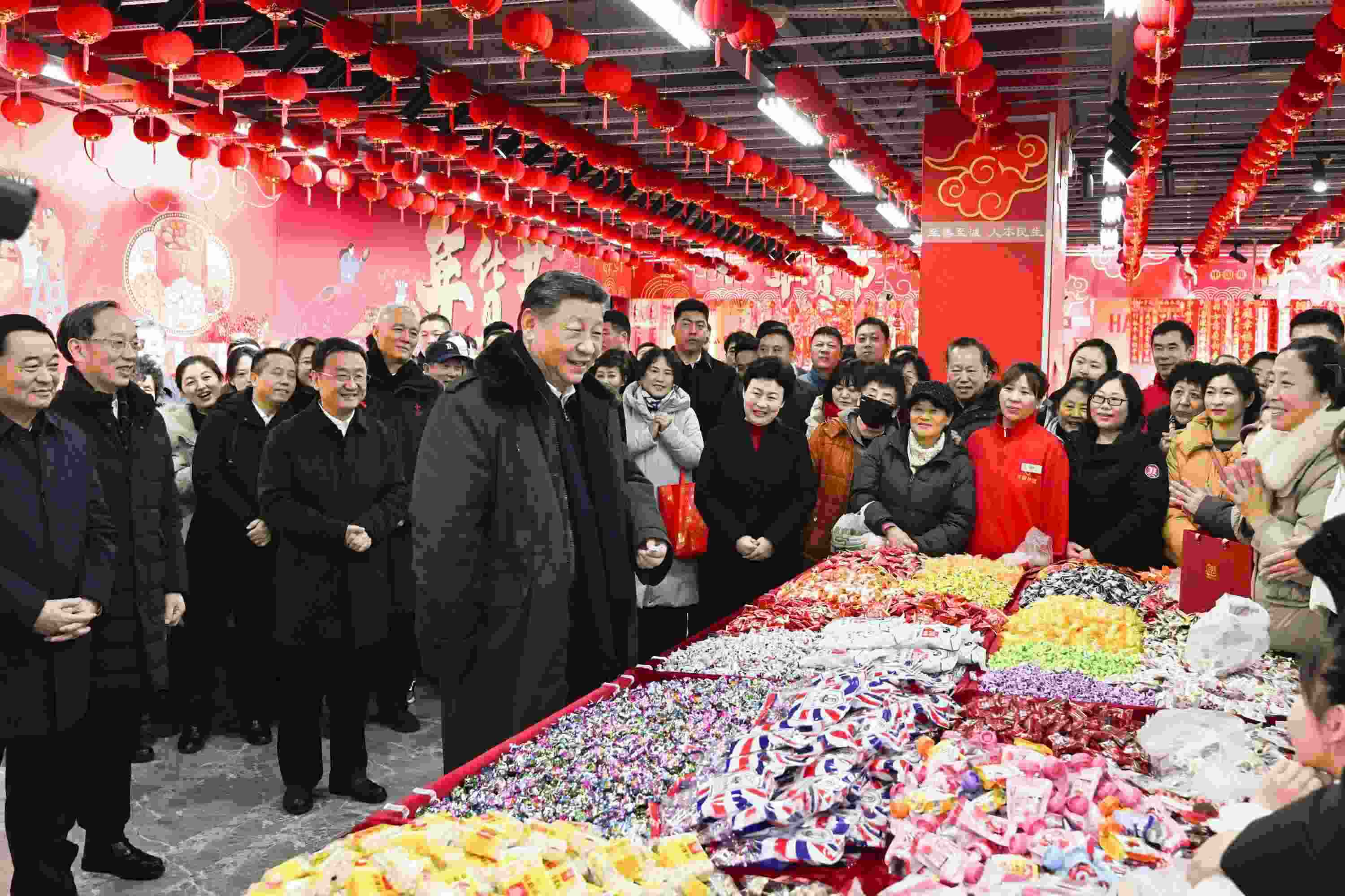 2025年1月23日，習(xí)近平總書記在遼寧沈陽大東副食品商場考察時，同店主和顧客親切交流，向大家致以新春祝福。