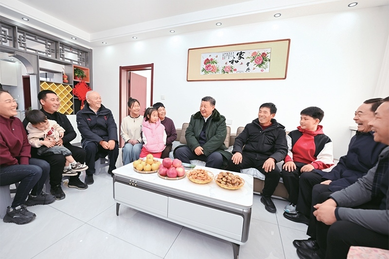 2025年1月22日至24日，中共中央總書記、國家主席、中央軍委主席習近平冒著嚴寒來到遼寧，看望慰問基層干部群眾。這是22日下午，習近平在葫蘆島市綏中縣明水滿族鄉(xiāng)祝家溝村考察時，同村民王寶維一家圍坐一起拉家常。 新華社記者 謝環(huán)馳/攝