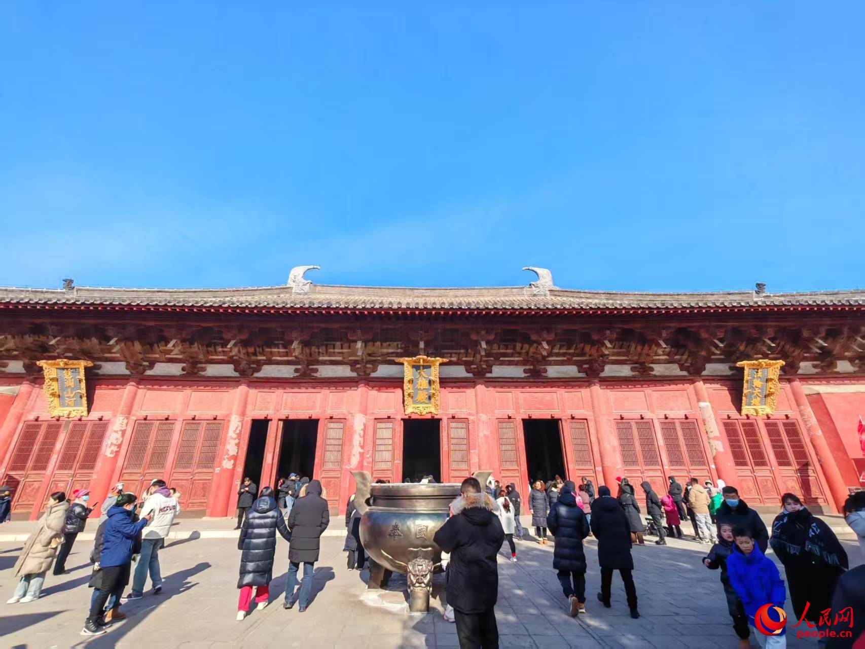 奉國寺的大雄殿外。人民網(wǎng)記者 王子鋒攝