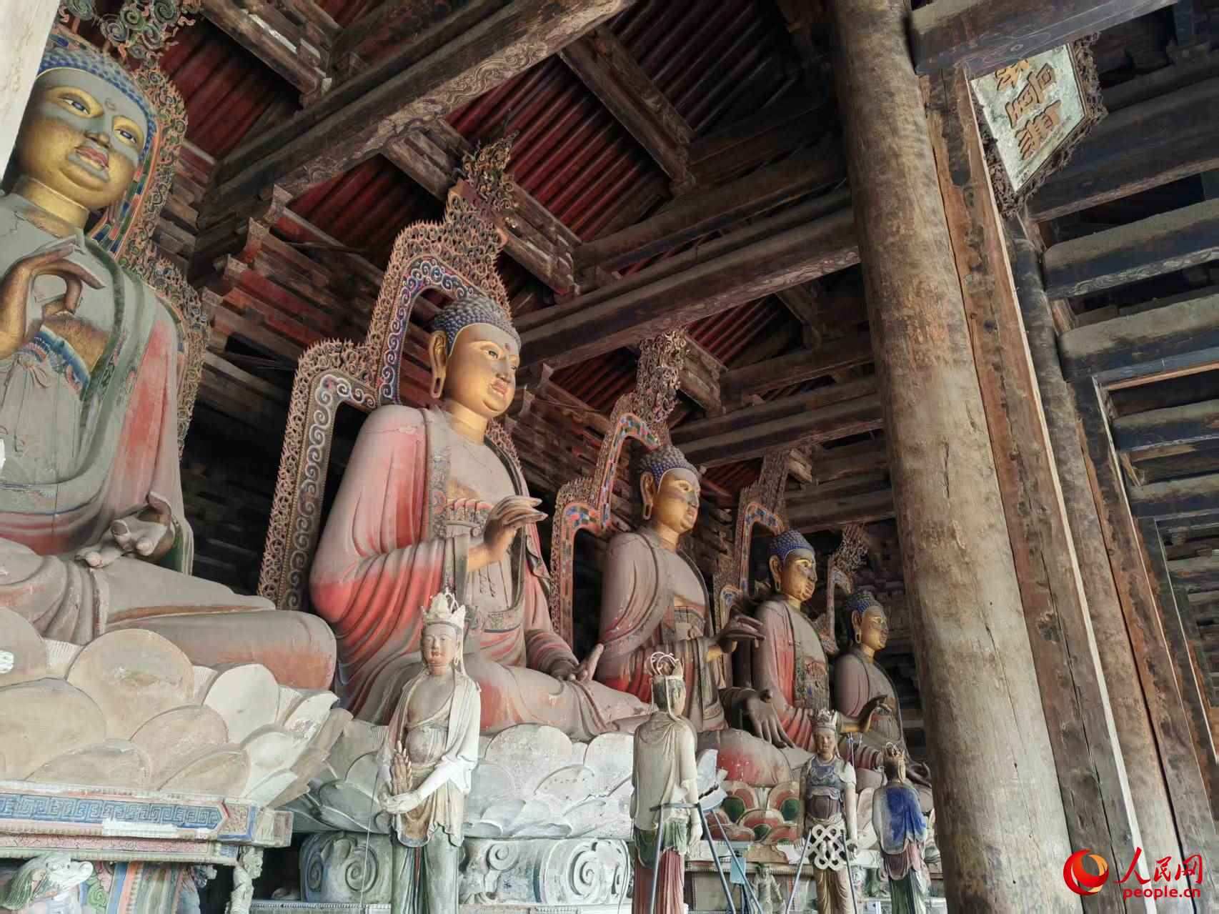 大雄殿內(nèi)的佛像。人民網(wǎng)記者 王子鋒攝