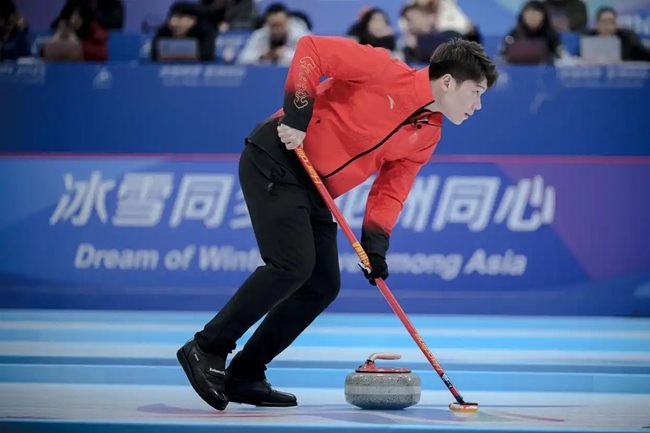 2月4日，中國隊選手王智宇在比賽中擦冰。新華社記者 江漢 攝