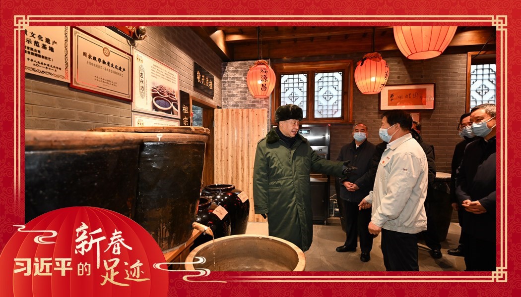 2022年1月27日，習(xí)近平總書記沿街巷察看山西平遙古城風(fēng)貌，走進(jìn)東湖老醋坊，了解當(dāng)?shù)亻_展特色經(jīng)營情況。