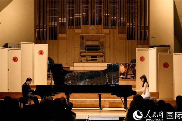 旅英鋼琴家李勁峰和郭鑫弈雙鋼琴“斗琴”。楊浩鵬攝