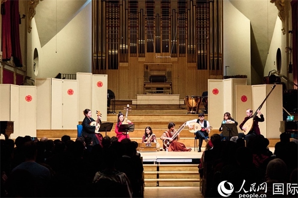 英國中樂團和倫敦魯特琴樂團演奏《絲綢之韻》。楊浩鵬攝