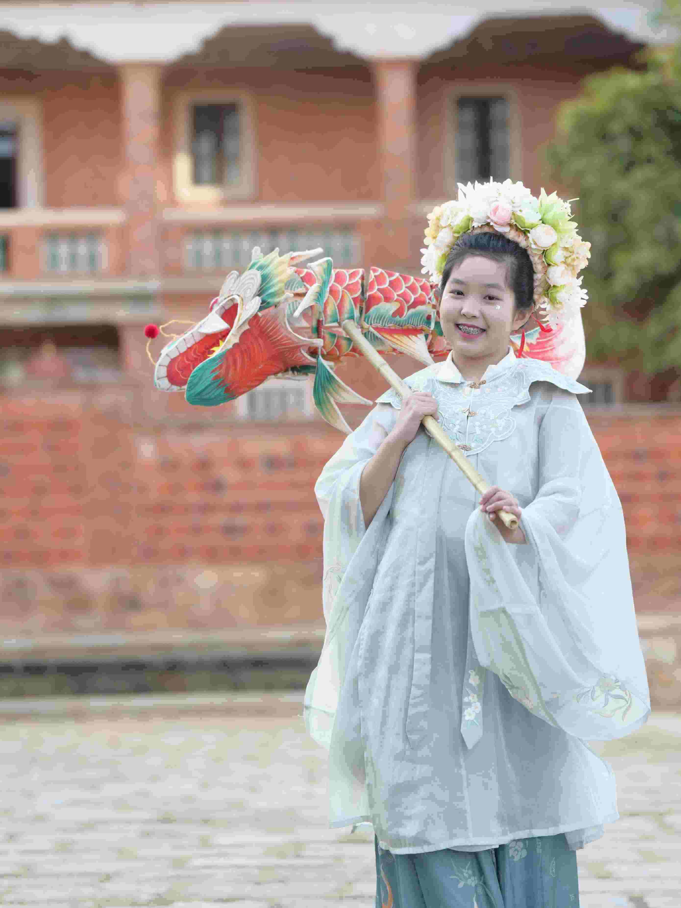 在泉州，沈女士為女兒拍下頭戴簪花的照片。受訪者供圖