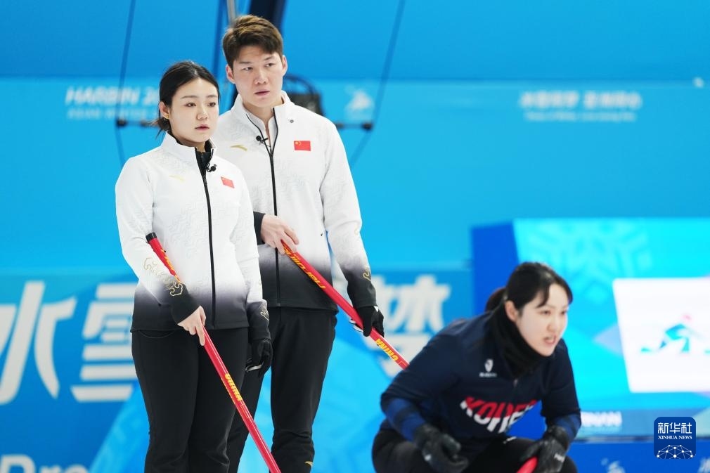 2月6日，中國隊(duì)選手王智宇（中）、韓雨（左）在比賽中。新華社記者 王松 攝